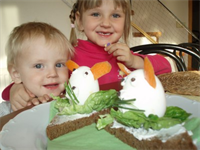 Děti v zástěře připravují: Velikonoční zajíčci z vajíček