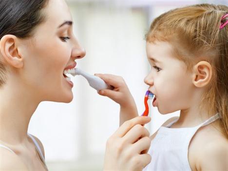 Hlavní je v zubní hygieně pravidelnost, pečlivost a také dobří pomocníci