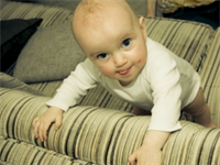 Jedenáctiměsíční miminko se už umí samo zabavit