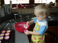 Děti v zástěře připravují: Rychlé muffiny s ovocem 