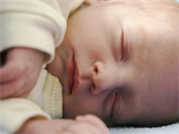 Rodiče malých dětí přijdou během prvních dvou let o šest měsíců spánku